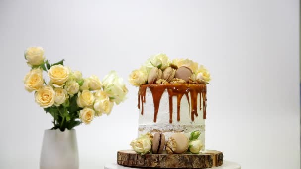 Tort Alb Turnat Caramel Lichid Decorat Flori Naturale Rotește Suport — Videoclip de stoc