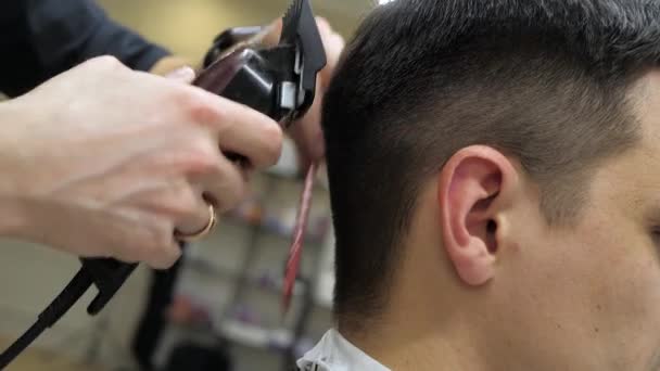 Barbero Macho Corta Parte Posterior Cabeza Cliente Masculino Con Cortaplumas — Vídeos de Stock