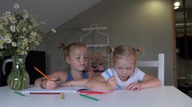 Sarışın kızlar resim yapmayı evde öğrenirler.