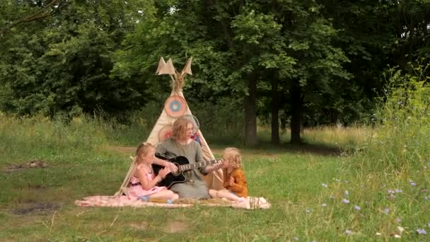 Hippie vrouw spelen gitaar buiten — Stockvideo