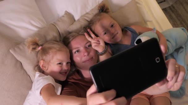 Communicatie op het internet. Familie van blondjes streamen op tablet — Stockvideo