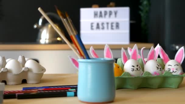 Пасхальні Яйця Набір Фарб Пензлів Прикрашення Підпис Написом Щаслива Великдень — стокове відео