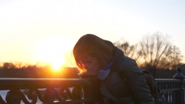女孩在街上打喷嚏 春寒和过敏 在夕阳西下感冒的女人波特 — 图库视频影像