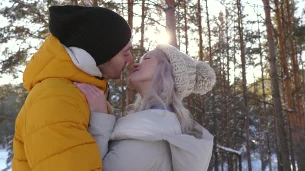 Pasangan Muda Yang Bahagia Berciuman Luar Ruangan Pria Berjaket Kuning — Stok Video