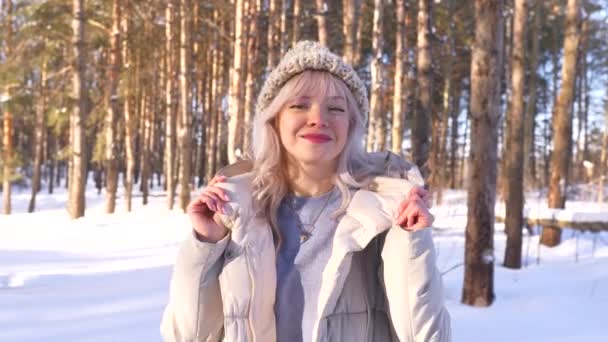 Winter Portret Schattig Blond Meisje Buiten Stijlvol Meisje Grijze Warme — Stockvideo