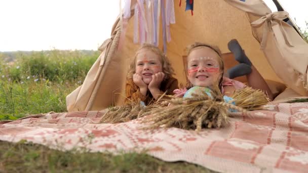 Πορτρέτο Δύο Χαριτωμένων Κοριτσιών Ντυμένων Χίπικο Στυλ Αδερφές Που Χαμογελούν — Αρχείο Βίντεο