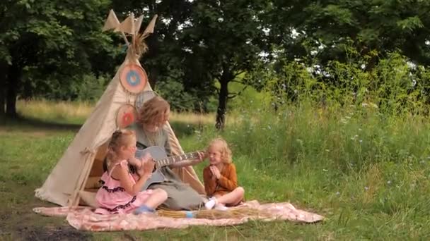 Mutter Mit Zwei Süßen Töchtern Spielen Draußen Gitarre Glückliche Hippie — Stockvideo