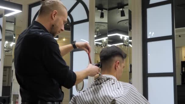 Trabalho de cabeleireiro em barbearia. — Vídeo de Stock