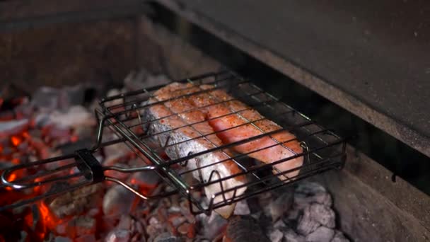 鮭魚ステーキの揚げ工程. — ストック動画