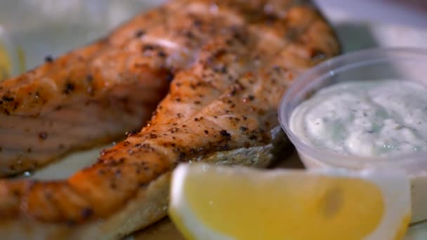 Pedaço de bife de peixe assado com molho de limão e tártaro — Vídeo de Stock