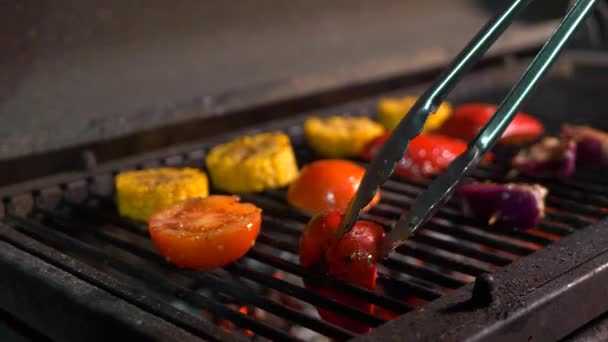 Grillezett zöldség. A szakács zöldségeket grillez faszénen. — Stock videók