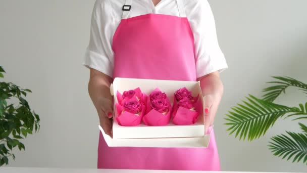 Cupcakes Com Flores Rosa Naturais Pacote Rosa Brilhante Caixa Branca — Vídeo de Stock