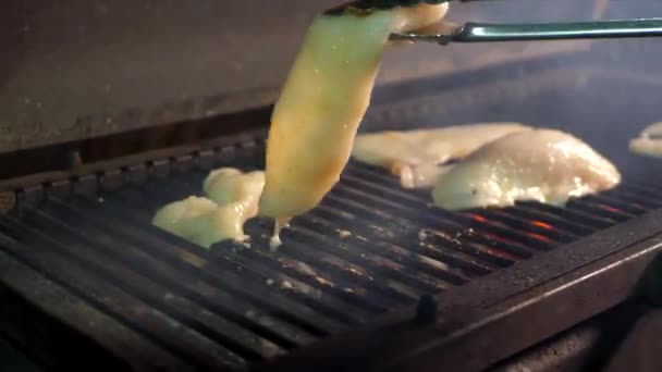 Bläckfiskarna Grillade Cook Blir Bläckfisk Grillen Med Hjälp Speciella Tång — Stockvideo