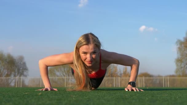 Fille Fait Des Exercices Sport Push Sur Pelouse Verte Préparation — Video