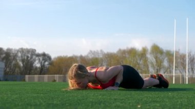 Stadyumda şınav çeken kadın sporcu. Fitness antrenmanı rutin çalışma
