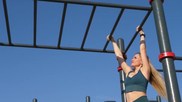 Caucasiano Jovem Menina Esportes Sportswear Fazendo Exercícios Esportivos Nas Barras — Vídeo de Stock