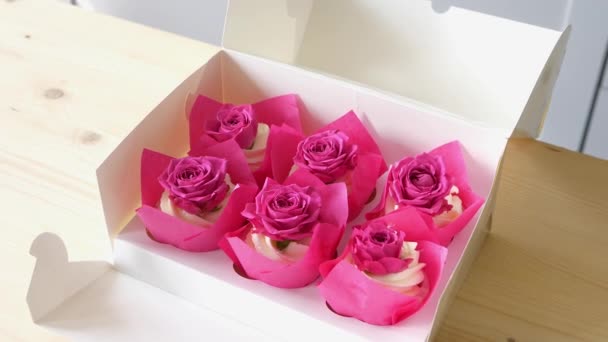 Zestaw Babeczek Różanymi Kwiatami Białym Papierowym Pudełku Świąteczny Deser Stole — Wideo stockowe