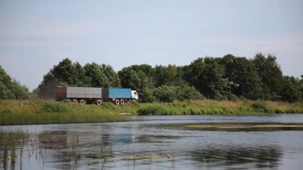 Camión Grande Con Remolque Conduce Largo Orilla Del Río Transportando — Vídeo de stock