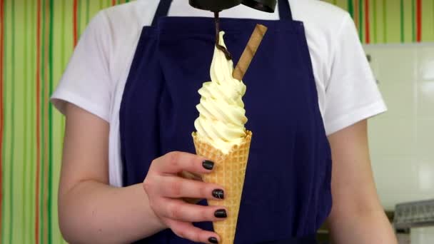 Delicioso sorvete com cobertura de chocolate em mãos femininas — Vídeo de Stock