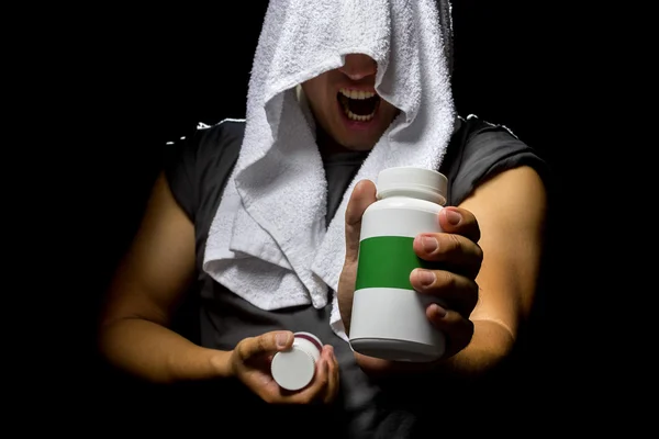 Homme avec des bouteilles de suppléments de rappel d'énergie — Photo