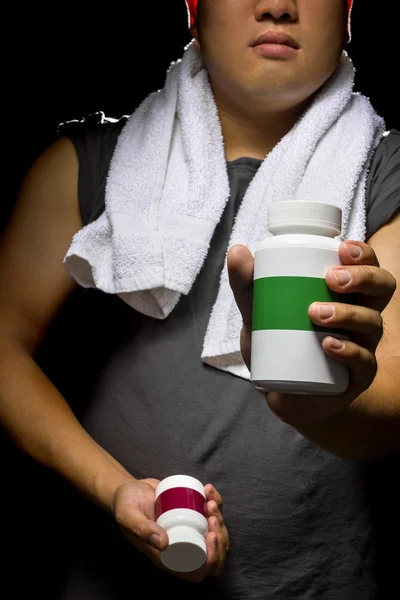 Männchen mit Flaschen von Energy Booster Supplementen — Stockfoto