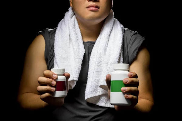Männchen mit Flaschen von Energy Booster Supplementen — Stockfoto