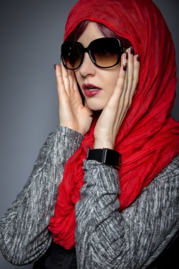 kadın kırmızı moda başörtüsü ile