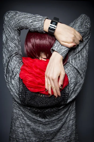 Mulher com smartwatch eletrônico — Fotografia de Stock