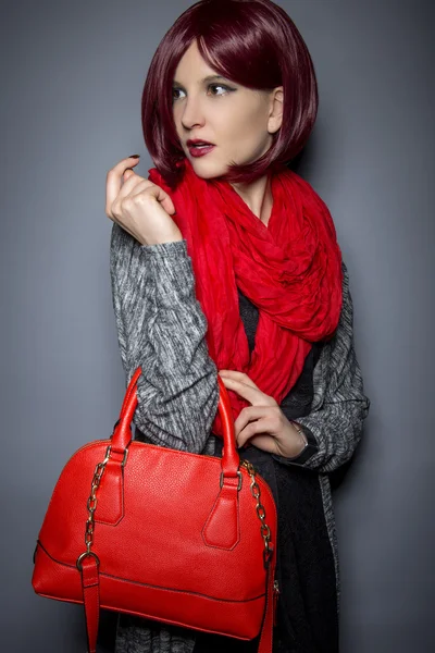 Mujer sosteniendo bolso rojo — Foto de Stock