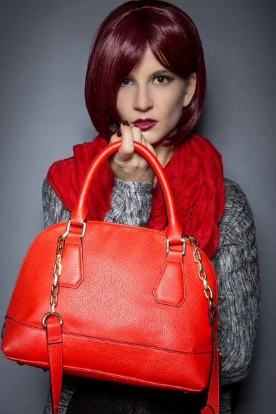 Mujer sosteniendo bolso rojo — Foto de Stock