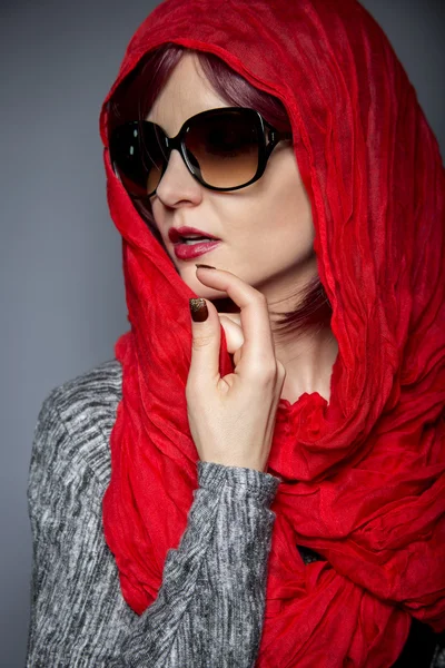 Donna con foulard testa rossa moda — Foto Stock