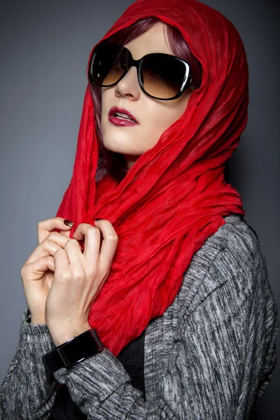 Mulher com cachecol cabeça vermelha moda — Fotografia de Stock