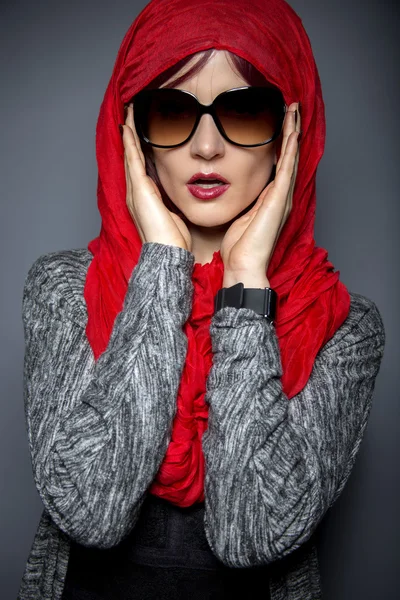 Kadın kırmızı moda başörtüsü ile — Stok fotoğraf