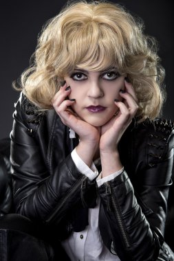 Asi tarzda giyinmiş erkek