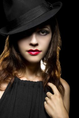 Oyuncu klasik dumanlı karanlık ile makyaj