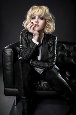 Rocker tarzda giyinmiş erkek