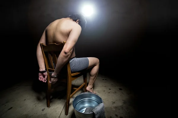 Homem Prisioneiro sendo punido — Fotografia de Stock