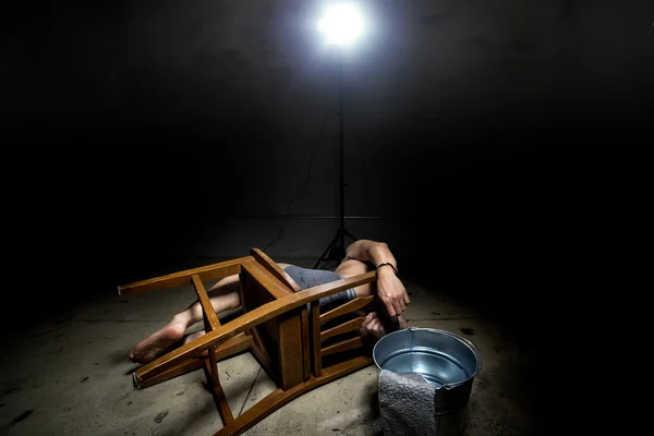 Homem Prisioneiro sendo punido — Fotografia de Stock