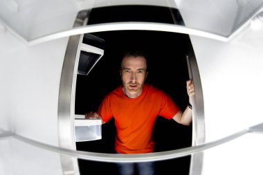  bir gece geç saatlerde yemek için görünen adam