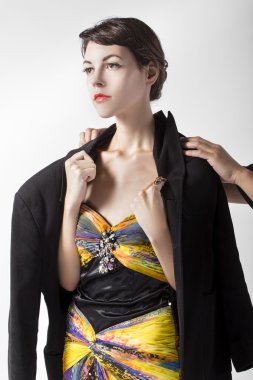 bir ceket giyen kadın