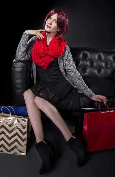 Hermosa mujer en bufanda roja — Foto de Stock