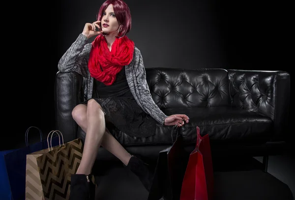 Mooie vrouw in rode sjaal — Stockfoto
