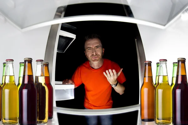 Hombre mirando dentro del refrigerador —  Fotos de Stock