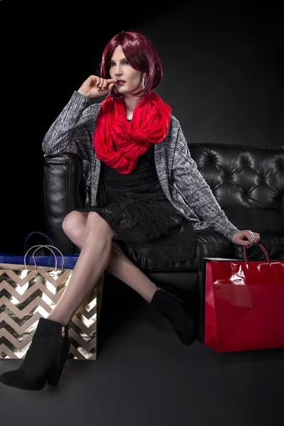 Mooie vrouw in rode sjaal — Stockfoto