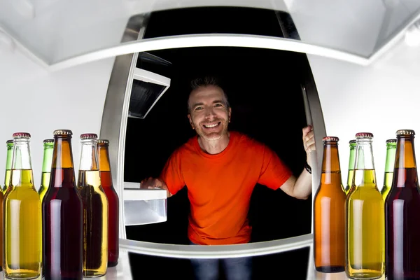 Hombre mirando dentro del refrigerador —  Fotos de Stock