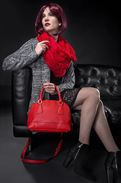 Bela mulher em cachecol vermelho — Fotografia de Stock