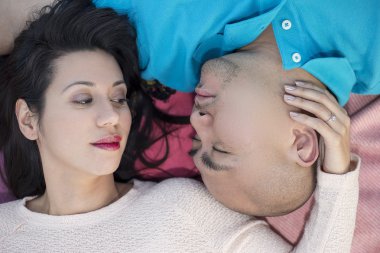 bir parkta yalan latin Çift