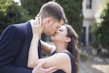 romantik nişanlı çift öpüşme 