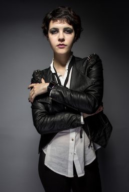 siyah Gotik stili deri giyen modeli 