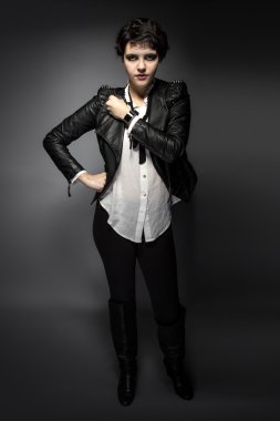 siyah Gotik stili deri giyen modeli 
